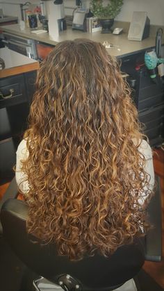 Layers And Balayage, Curly Hair Layers, Curly Beach Hair, Hair Layers, Dyed Curly Hair, Highlights Curly Hair, Inspo Hair, Long Healthy Hair, Curly Hair Photos