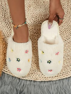 Cute Slippers Aesthetic, House Shoes Women's, Slippers Cute, Pink Crocs, Cozy Shoes, Floral Bedroom, Preppy Shoes, Comfy Slippers, Bedroom Slippers