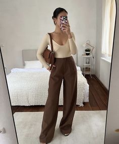 Brown Jeans Outfit, Fall Work Outfits, Brown Pants Outfit, Outfit Elegantes, Academia Outfits, Brown Dress Pants, Cozy Fall Outfits, Stylish Fall Outfits, Deep Autumn