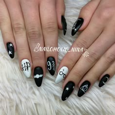 Halloween Nails Harry Potter, Harry Potter Halloween Nails, Nail Designs Harry Potter, Harry Potter Gel Nails, Harry Potter Nails Designs Simple, Simple Harry Potter Nails, Harry Potter Inspired Nails, Universal Studios Nails, Harry Potter Nail Ideas