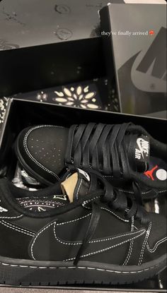 All Black Shoes Aesthetic, Jordan Shoes Men, Travis Scott Shoes, Women Nike Shoes, Shoes Air Max, Shoes Streetwear, Dr Shoes, Trendy Shoes Sneakers