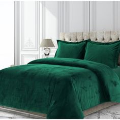 This oversized duvet set is crafted of extra-ordinarily soft and supreme quality polyester velvet for a luxurious touch,. Polyester Microfiber backing and flap closure on the shams, this duvet cover set is available in a range of soft and bold hues. Set includes one queen duvet cover and two standard shams(one in Twin set). Duvet cover includes internal corner ties that can secure your comforter thru its corner loops and prevent shifting. Hidden button closure on the duvet. Machine washable. Pat King Duvet Set, Velvet Duvet, Green Duvet, Green Duvet Covers, King Duvet Cover Sets, Luxury Bedding Sets, Bedroom Green, Duvet Covers Twin, Duvet Bedding