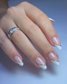 inspiração de Unhas em Gel White Nails With Gold, Pink Chrome Nails, Chrome Nails Designs, Xmas Nails, Types Of Nails, Chrome Nails, Gold Nails, Holiday Nails, Nail Designer