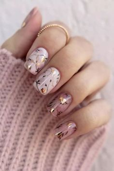 Understated and sleek, grey nails bring effortless style! 🌸 Perfect for any outfit. 💖 Save for minimalist inspo! Boho Nails, Squoval Nails, Makijaż Smokey Eye, Her Nails, Elegant Nails, Kandy, Classy Nails, Floral Nails