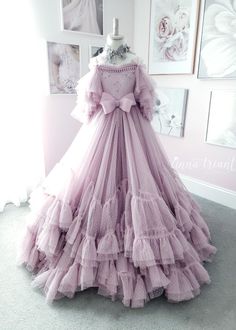 Lilac Gown, Birthday Frocks, Simple Suit, Gaun Abad Pertengahan, Simple Long Dress, Party Wear Gowns, Prince Art, Gowns Dresses Elegant