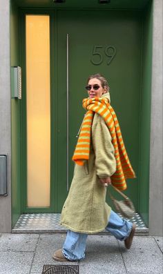 Brunch Outfit Streetwear, Swedish Womens Fashion, Copenhagen Street Style Fall 2023, Copenhagen Street Style 2023, Copenhagen Style Fall 2023, Artsy Winter Outfits, How To Style Sweaters, Copenhagen Street Style Winter, Knitted Street Style