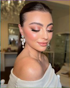 Discover 29 wedding makeup ideas perfect for brides with brown, blue, and green eyes. Explore natural, soft glam, and full glam looks that complement every skin tone, including dark and brown skin. Get inspired by world styles and seasonal trends, with makeup ideas for Asian brides, blue eyes with blonde or brunette hair, and green eyes. Achieve a clean, natural glow or opt for a bold red lip. Find your perfect bridal makeup style. Gorgeous Bridal Makeup, Wedding Makeup Ideas, Wedding Hairstyles And Makeup, Glam Wedding Makeup, Day Makeup Looks, Celebrity Makeup Looks, Bridal Makeup Natural, Wedding Day Makeup, Fall Makeup Looks