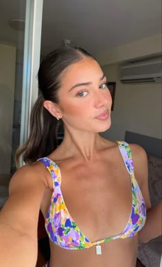 Celebrity Makeup Looks, The Glow Up, Travel Outfit Summer, Instagram Photo Inspiration, Mermaid Fashion, Gal Gadot, Beach Look, Selfie Poses, Insta Photo Ideas