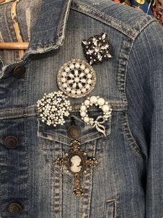 Brooches On Denim Jacket, Jean Jacket With Brooches, Broaches For Women, Fashion Upcycle, Brooch Dress, Embellished Denim Jacket, Casual Chique, Jersey Jacket, Embellished Denim