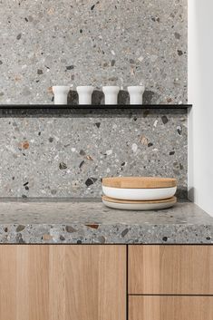 Terrazzo brings warmth, frivolity, and a touch of nostalgia into your home for an interior with spirit and charisma. To what does this ‘marble mosaic’ owe its popularity? The combination of the many shades of colour and the speckled appearance. What’s more, this trendy material is also strong and impact-resistant. Kitchen Terrazzo, Modern Kitchen Apartment, Scandinavian Kitchen, Apartment Kitchen, Residential Interior, 인테리어 디자인, Kitchen Backsplash, Interior Design Kitchen