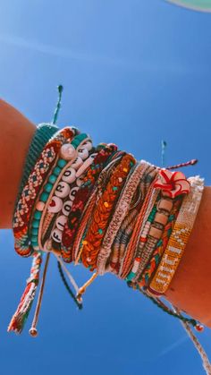 Obx Aesthetic Bracelets, Aesthetic Bracelet Combos, Stacked Friendship Bracelets, Summer Braclet Aesthetic, Surf Bracelets Diy, Summer Friendship Bracelets Aesthetic, Visco Bracelets, Summer Diy Bracelets, Preppy Beach Jewelry