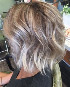 Ash Blonde Layered Hair Medium, Short Hair Color Ideas 2023 Fall, Short Blonde Fall Hair Color, Cool Toned Blonde Hair Short, Blonde Bayalage Short Hair Ash, Fall Blonde Hair Color Short Bob, Fall Baylage Hair Blonde Short, Ash Blonde Bayalage Highlights, 40s Mom Hair