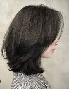 Cute Medium Bob Hairstyles, Lob Layers Shoulder Length, Short Layer Cut Hairstyle, Short Hair Cut Layer, Bob W Layers, Lob Haircut Korean, Short Medium Hair With Layers, Short Haircuts For Volume, Lob Haircut Layers