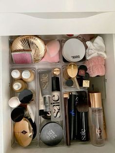 Makeup Drawer Aesthetic, Drawer Aesthetic, Evry Jewels, Makeup Bag Essentials, Makeup Drawer, Smink Inspiration, Makeup Needs, Makeup Obsession, Makeup Items