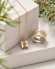 Layered with other textures and featuring white gold, 18K yellow gold, and 18K rose gold, this collection expresses the empowerment that comes from believing in your dreams. | Cette collection chaleureuse lance un message à ceux qui n’imposent aucune limite à leurs rêves. Gold Photography Ideas, Gold Jewelry Photography, Fine Jewelry Photography, Jewelry Product Photography, Jewelry Mood Board, Jewellery Advertising