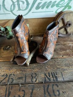 Womens Roper Leather Open Toe Sandal These are the sandals are show stoppers. They are sure to dress up any outfit. Roping Dummy, Anderson Bean Boots, Denim Top Women, Lane Boots, Felt Cowboy Hats, Straw Cowboy Hat, Rope Bag, Bean Boots, Open Toe Sandals