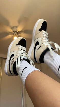 Nikes Aesthetic, Footwear Aesthetic, Trending Clothes, Pretty Shoes Sneakers, Fresh Shoes