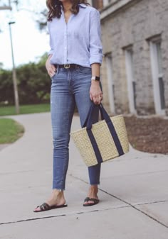 Look Casual Verano, Stylish Casual Outfits, Casual Outfits Ideas, Looks Jeans, Western Wear Outfits, Summer Work Outfits, Casual Day Outfits, Straw Tote