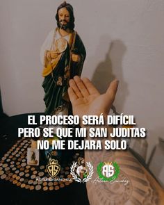 a person holding their hand up in front of a statue with the words el proceso sera difficil