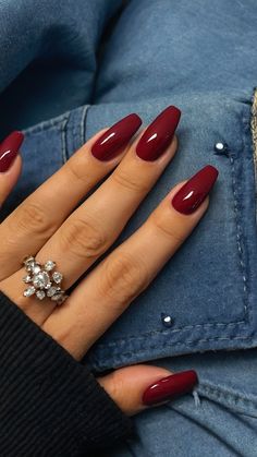 Shades Of Burgundy Nails, Halloween Nails One Color, Red Nails Style, Black And Crimson Nails, Dark Scarlet Nails, Red Nail Fall, Rounded Nails Fall, Simple Nails Burgundy, Shades Of Maroon Nails