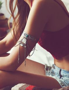 O "arm chain" é a nova tendência de acessórios, com uma pegada boho. Mundo Hippie, Upper Arm Cuffs, Arm Bracelets Upper, Wrap Armband, Exotic Jewelry, Arm Jewelry, Free People Clothing Boutique