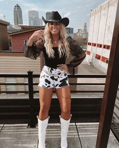 Modern Cowgirl Outfits, Boots And Shorts, Stampede Outfit, Mode Country, Cowgirl Outfits For Women