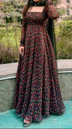 Trendy Frocks For Women Cotton, Indian Long Dress Simple, Shalwar Frock Designs, Birthday Outfit Ideas Traditional, Desi Frock Designs, Gown Kurti Dresses, New Kurthis Models, Crepe Silk Kurti Designs, Kurthi Design From Saree