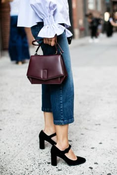 Street style à la Fashion Week printemps-été 2017 de New York Pinstripe Shirt, Street Style New York, Mode Shoes, Mode Tips, Bag Outfit, Outfit Chic, Blazer Outfit, Looks Street Style, Cuff Detail