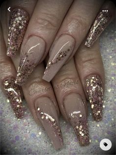 Nails Natural With Glitter, Nude Acrylic Nails With Glitter, Sparkle Winter Nails, Beige And Gold Nails, Nude And Rose Gold Nails, New Years Nails 2022 Trends, Gold Ombre Nails, Thanksgiving Nails Color, Winter Nails 2023