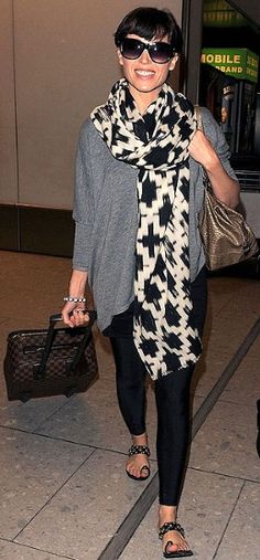 LOVE SCARF - Dannii Minogue glams up her leggings with a printed scarf and Louis Vuitton luggage. Airport Outfit Cold To Hot, Travel Airport Outfit, Airport Outfit Classy, Holiday Travel Outfit, Airport Outfit Comfy, Airport Outfit Summer, Airport Outfit Celebrity, Travel Airport, Travel Fashion Winter