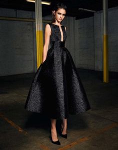 Gorgeous Black Sateen dress for Alex Perry Fall 2018. This look would wow the red carpet. Sukienki Maksi, Reformation Wedding, Summer Formal, 파티 드레스, Alex Perry, فستان سهرة, Wedding Outfits, 가을 패션, Gorgeous Gowns