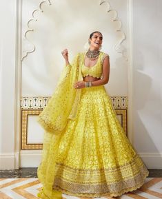 Manish Malhotra Yellow Lehenga, American Indian Dress, Manish Malhotra Designs, Manish Malhotra Lehenga, Heavy Lehenga, Expensive Dresses, Indian Bridal Photos, Yellow Lehenga