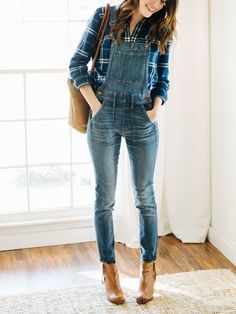 Happy Tuesday! I’ve got not one, but THREE outfits for you today — all centered around overalls. Been curious how to wear ’em in the fall? Keep reading for three outfit formulas. … Overalls Fall, Style Salopette, Wearing Overalls, Overalls Outfits, Overalls Casual, Look Boho Chic, Style Overalls, Overall Outfit