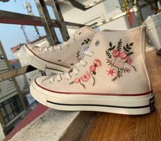 Embroidering Flowers, Embroidery Converse, Converse Embroidery, Low Top Tennis Shoes, 1970s Shoes, Converse 1970s, White Converse Shoes, Embroidered Sneakers, Embroidered Converse