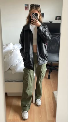 Fall Outfits Aesthetic Cargo Pants, Streetwear Fashion Black Cargo Pants, Green Cargo Pants White Top, Jackets To Wear With Cargo Pants, White Top With Cargo Pants, Cargo And Jacket Outfit, Style With Green Cargo Pants, Cargo And Leather Jacket, Cargos And Crop Top Outfit