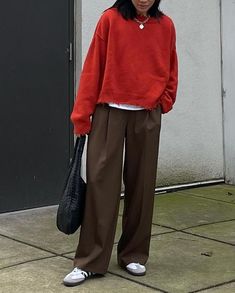 Brown Tailored Pants, Oversized Fall Sweaters, Red Outfit Inspiration, Styling Cardigan, Brown Trousers Outfit, Two Piece Dress Summer, Uniqlo Outfit, Brown Pants Outfit, Oversize Outfit