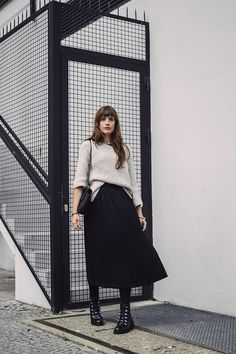 Long Skirt Outfits For Winter Boots, Black Pleated Midi Skirt Outfit, Long Black Skirt Outfit Winter, Midi Skirt Boots, Winter Midi Skirt Outfit, Midi Skirt Outfit Fall, Black Midi Skirt Outfit, Pleated Midi Skirt Outfit, Midi Rock Outfit