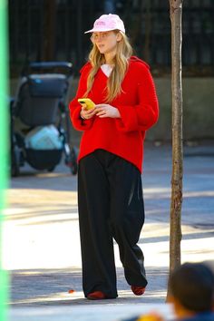 Jennifer Lawrence Street Style, Jennifer Lawrence Style, Luxury Street Style, Celebrity Street Style, Red Sweater, Street Style Chic, 가을 패션, Jennifer Lawrence, Look At You