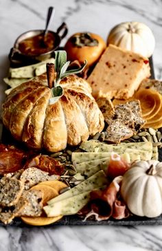 Friendsgiving Baked Brie, Fall Cheeseboard Ideas, Pumpkin Cheese Board Ideas, Pumpkin Carving Party Aesthetic, Aesthetic Fall Dinner Party, Nut Board Ideas, Fall Inspired Party Food, Cute Fall Party Foods, Pumpkin Charcuterie Board Ideas