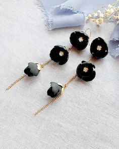 Black and Gold Boho Wedding Earrings for Brides Long Chain - Etsy Poland Elegant Dangle Flower Earrings For Party, Chic Party Jewelry With Flower Charm, Elegant Flower Drop Earrings For Evening, Chic Flower Shaped Earrings For Evening, Elegant Evening Flower Drop Earrings, Chic Black Earrings For Wedding, Elegant Formal Jewelry With Handmade Flowers, Elegant Handmade Flower Earrings For Party, Elegant Handmade Flower Earrings