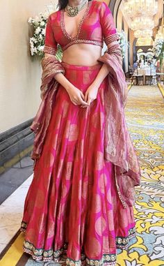 Mishruofficial Lehenga, Wedding Sangeet Outfits, Ethinic Dresses For Women, Aesthetic Lehenga Designs, Indian Sangeet Outfit, Indian Ghagra Choli, Trendy Blouse Designs For Lehenga, New Trend Lehenga Designs, Ghagra Designs