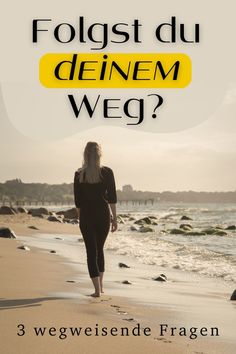 a woman walking on the beach with text that reads folgett du deiem weg?