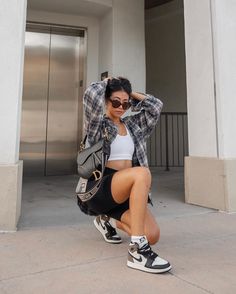 Poses Showing Off Shoes, Streetwear Shoot Poses, Summer Sneaker Outfits Women, Streetwear Poses Women, Sneaker Head Outfits, Streetwear Photoshoot Women, Poses To Show Off Shoes, Sneaker Pose