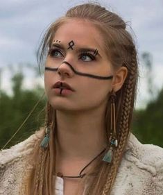 Latest 70 Viking Hairstyles for Women To Look Confident and Chic - Tips and Beauty Odal Rune, Maquillage Halloween Simple