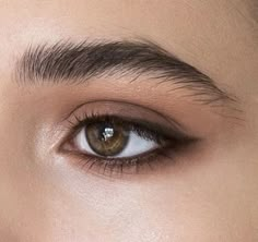 Trucco Smokey Eye, Eyeliner Tips, Bentuk Alis, Best Makeup Tutorials, Movie Makeup, Cat Eye Makeup, Makeup Tutorial Eyeshadow, Easy Makeup Tutorial