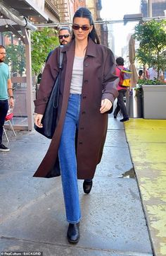 Kendall Jenner Brown Trench Coat with Buttoned Front Closure Brown Trench Coat Outfit, Casual Trench Coat Outfit, Brown Coat Outfit, Long Brown Coat, Long Coat Outfit, Brown Trench Coat, Kendall Style, Coat Outfit