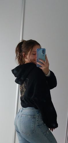 Hoodie
Jeans
Selfie
Mirror selfiw Standing Mirror Selfie Poses, Post Mirror Selfie, Home Mirror Selfie, Selfie At Home, Funny Selfie Quotes, Face Mirrors, Trendy Outfit Ideas, Mirror Selfie Poses