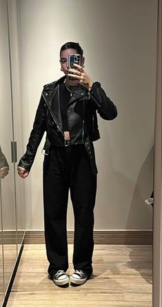 Layered All Black Outfit, All Black Outfit Inspo Casual, Minimalist All Black Outfit, Black Skinnies Outfit Casual, Styling All Black Outfits, Minimalist Goth Aesthetic, Punk Outfits Winter, Soft Rock Outfits, Fall Black Outfits