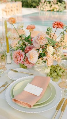 Light Pink And Coral Wedding, Patterned Linens Wedding, Pink And Orange Wedding Decor, Wedding Aethstetic, Summer Centerpieces Wedding, Pink And Orange Wedding Table, Bright Wedding Florals, Pink And Orange Flower Arrangements, Dahlia Flower Wedding