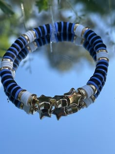 This is a blue, black, gold, and white clay bead bracelet with 3 star charms. Starry Night Clay, Armband Tattoos, Beaded Braclets